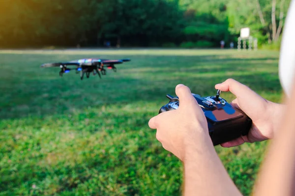 Uzak controle dronun. Uçak uçan açık