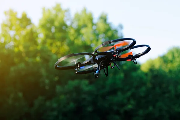 Venkovní létající dron. Quadrocopter v parku — Stock fotografie
