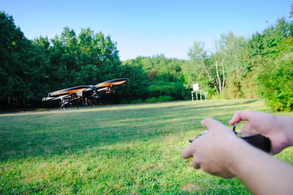 Uzak controle dronun. Uçak uçan açık