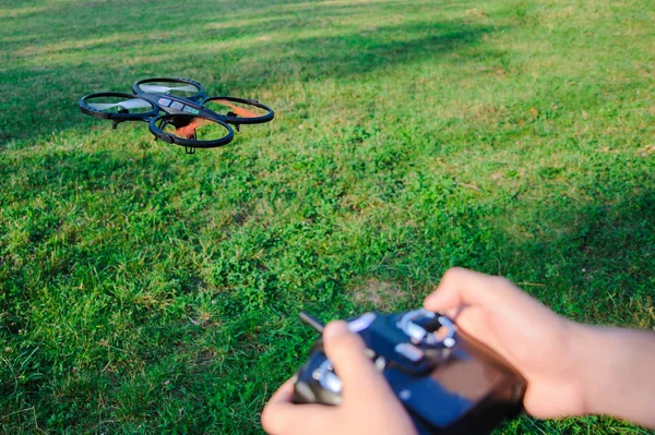 Afstandsbediening van drone. Drone vliegen buiten — Stockfoto