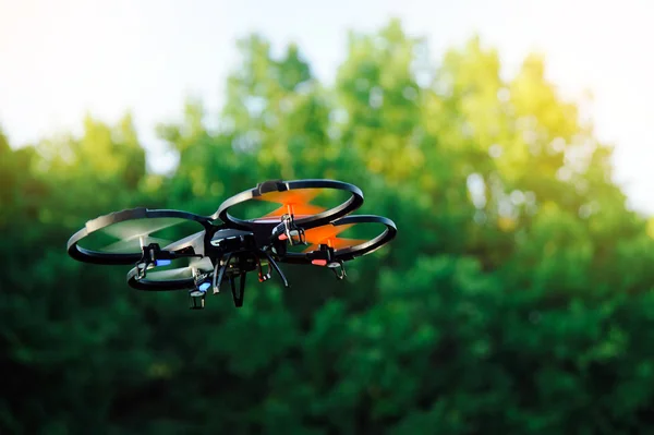 Outdoor-Flugdrohne. Quadrokopter im Park — Stockfoto