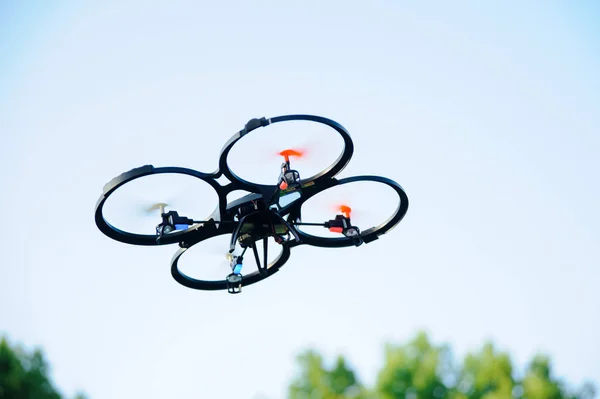 Drone volante all'aperto. Quadrocopter in parco — Foto Stock