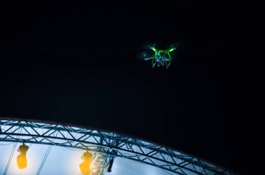 Drone siluet canlı konser üzerinde uçan ve çekim fotoğraf bir