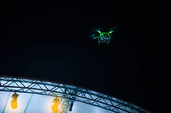 Drone silhouette volare sopra concerto dal vivo e riprese foto un — Foto Stock