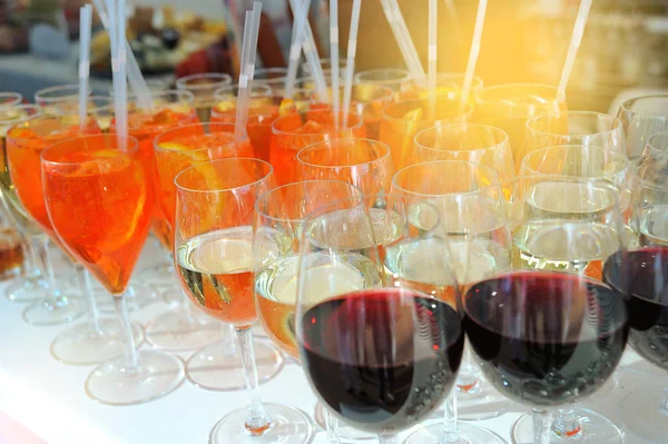 Помаранчеві коктейлі в окулярах на барі — стокове фото