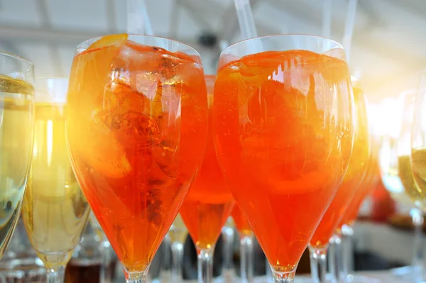Coquetéis de laranja em óculos no bar — Fotografia de Stock