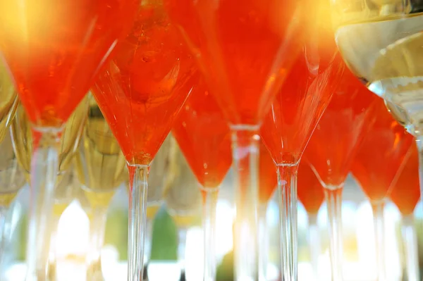 Oranžový koktejl v brýlích na panelu — Stock fotografie