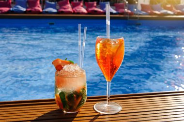 Bir bardak portakal havuzun kokteyl ile
