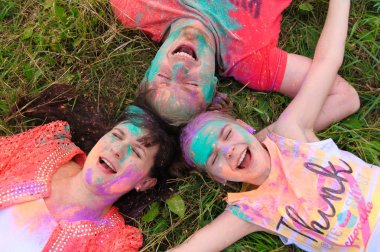 Holi mutlu aile yüzleri boyalı