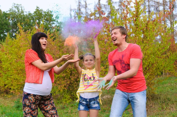 Familia Feliz Con Caras Pintadas Holi — Foto de Stock