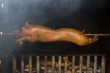 Domuz yavrusu ateş üzerinde pişirme. Piglet kavurma Jack