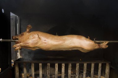 Domuz yavrusu ateş üzerinde pişirme. Piglet kavurma Jack