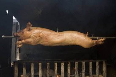 Domuz yavrusu ateş üzerinde pişirme. Piglet kavurma Jack