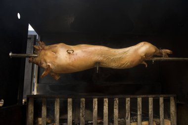 Domuz yavrusu ateş üzerinde pişirme. Piglet kavurma Jack