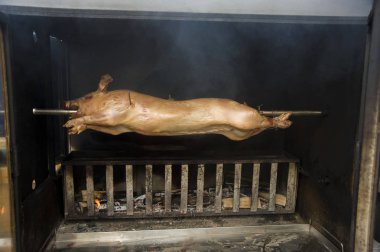 Domuz yavrusu ateş üzerinde pişirme. Piglet kavurma Jack