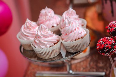 Şeker masada plaka üzerinde pembe top kek