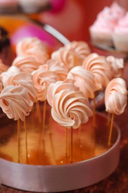 Şeker masada Meringues tatlılar 