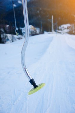 Kayak resort boyunduruğu yolda. Dağ ipi.