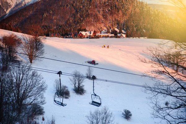Ośrodek narciarski. Góry w śniegu. Zachód słońca w górach — Zdjęcie stockowe
