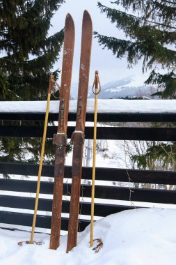 Vintage eski ahşap kayaklar bir ülke hou Teras üzerinde fotoğrafı