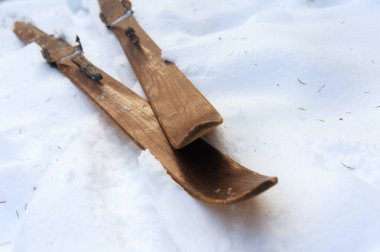 Vintage eski ahşap kayaklar bir ülke hou Teras üzerinde fotoğrafı