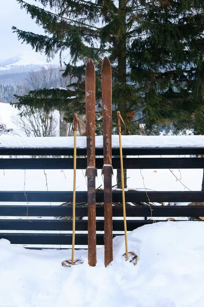 Fotografie de schiuri de epocă vechi din lemn pe terasa unei țări hou — Fotografie de stoc gratuită