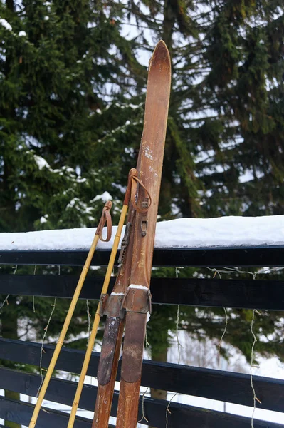 Foto de esquís de madera antiguos vintage en la terraza de un país hou —  Fotos de Stock