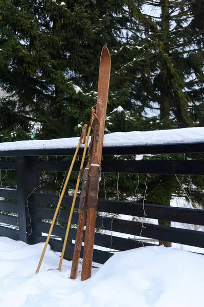 Foto ski kayu vintage tua di teras sebuah negara hou — Foto Stok Gratis