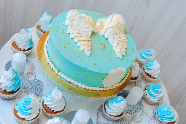 Cake with wings on top. Cake for birthday — Stock Photo, Image