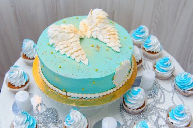 Pasta üstüne kanatlı. Doğum günü için pasta