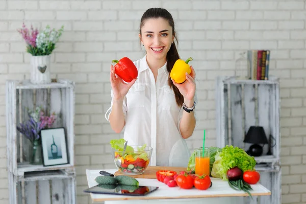 Jovem Cozinhar. Alimentos saudáveis - Salada de legumes. Dieta. Healt. — Fotografia de Stock