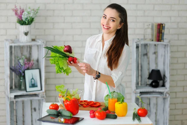 Fiatal nő főzés. Egészséges élelmiszer - zöldség saláta. Diéta. Egészség — Stock Fotó