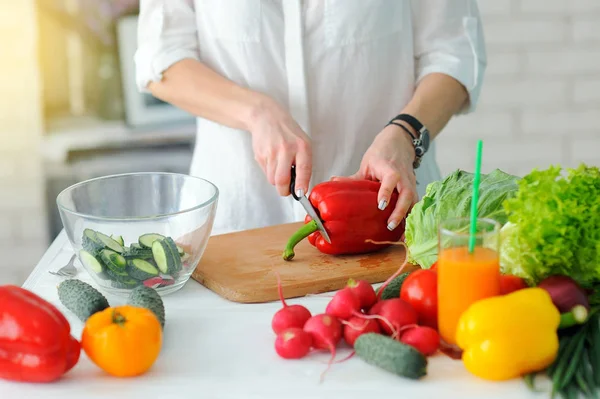 Jovem Cozinhar. Alimentos saudáveis - Salada de legumes. Dieta. Healt. Imagem De Stock