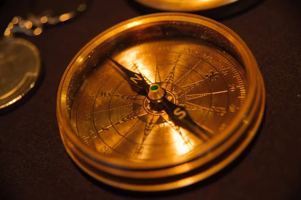 Many vintage compasses in showcase of the shop — Stock Photo, Image