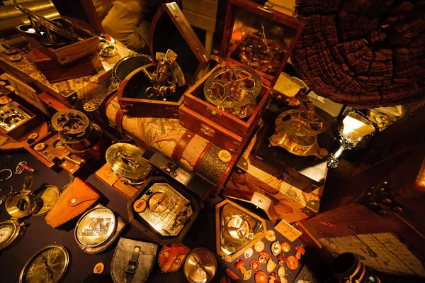 Many vintage compasses in showcase of the shop — Stock Photo, Image