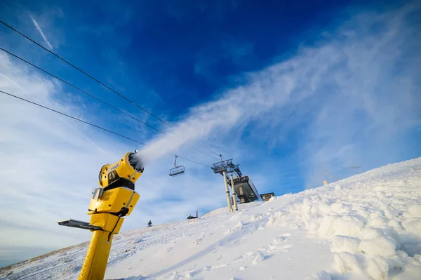 Snow kanon i aktion på ski resort — Stockfoto