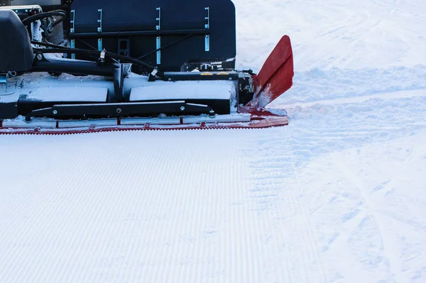 Neve groomer enquanto ele bate a pista de esqui — Fotografia de Stock