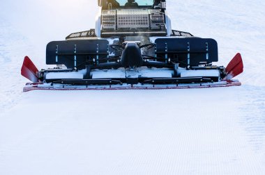 Snow groomer while he beats the ski track
