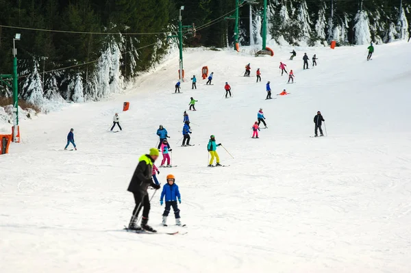 Лыжники и сноубордисты спускаются по склону на горнолыжных курортах Доновалы — стоковое фото