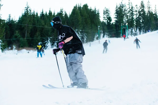Катание на лыжах на горнолыжном курорте Доновалы в Словакии — стоковое фото