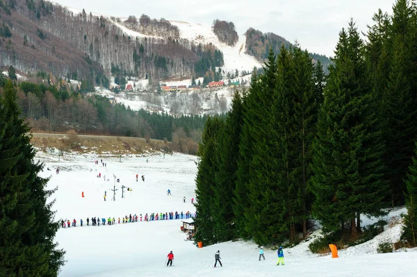 Stațiune de schi într-o zi frumoasă de iarnă; schiori și snowboarderi schi — Fotografie, imagine de stoc