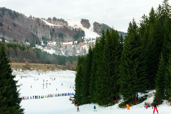 Stațiune de schi într-o zi frumoasă de iarnă; schiori și snowboarderi schi — Fotografie, imagine de stoc