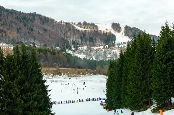 Stațiune de schi într-o zi frumoasă de iarnă; schiori și snowboarderi schi — Fotografie, imagine de stoc