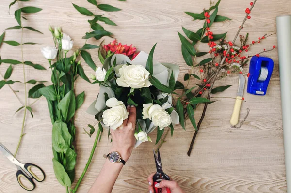 Gardener's in the flower shop make bouquet. Lifestyle flower sho — Stock Photo, Image