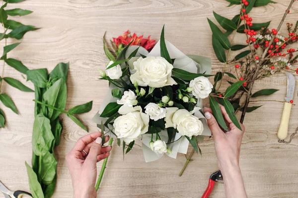 Gardener's in the flower shop make bouquet. Lifestyle flower sho — Stock Photo, Image