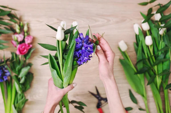 Gardener's in the flower shop make bouquet. Lifestyle flower sho — Stock Photo, Image