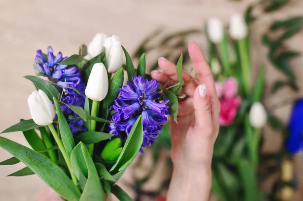 Giardiniere nel negozio di fiori fare bouquet. Stile di vita fiore sho — Foto Stock