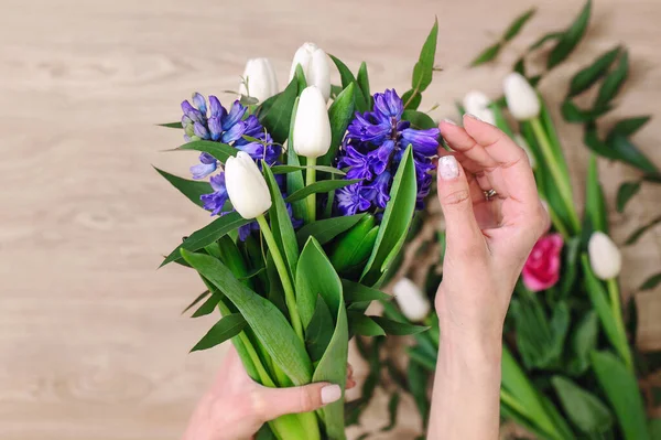 Le jardinier est dans le magasin de fleurs faire un bouquet. Style de vie fleur sho — Photo