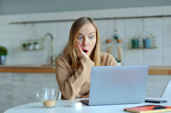 Mujer Rubia Encantadora Trabajando Con Portátil Mientras Está Sentada Cocina — Foto de Stock