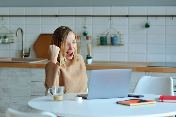 Mujer Rubia Encantadora Trabajando Con Portátil Mientras Está Sentada Cocina — Foto de Stock